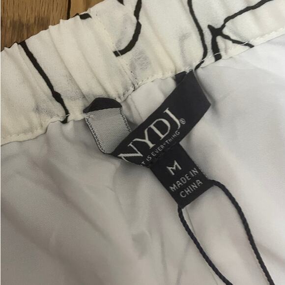 NYDJ Ines Slim Pant Women's M White w/ Black Floral All Over Pattern Pull On NWT - Picture 2 of 5